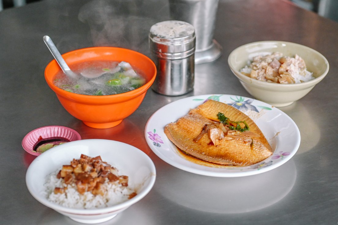 岡山肉燥飯｜平價美食超人氣滷肉飯配魚皮湯(菜單) @女子的休假計劃