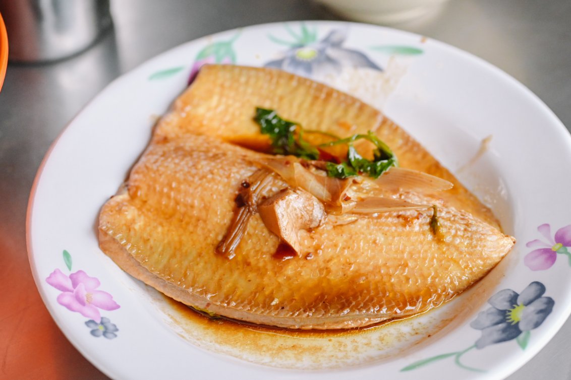 岡山肉燥飯｜平價美食超人氣滷肉飯配魚皮湯(菜單) @女子的休假計劃
