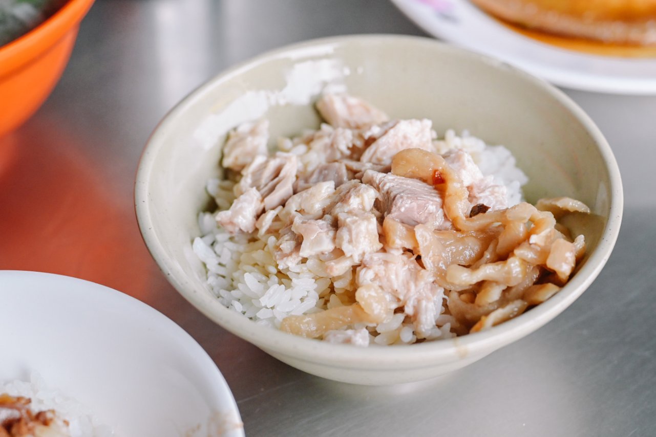 岡山肉燥飯｜平價美食超人氣滷肉飯配魚皮湯(菜單) @女子的休假計劃