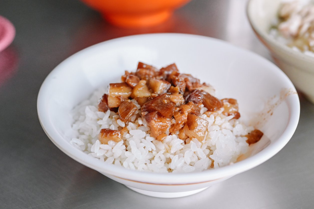 岡山肉燥飯｜平價美食超人氣滷肉飯配魚皮湯(菜單) @女子的休假計劃