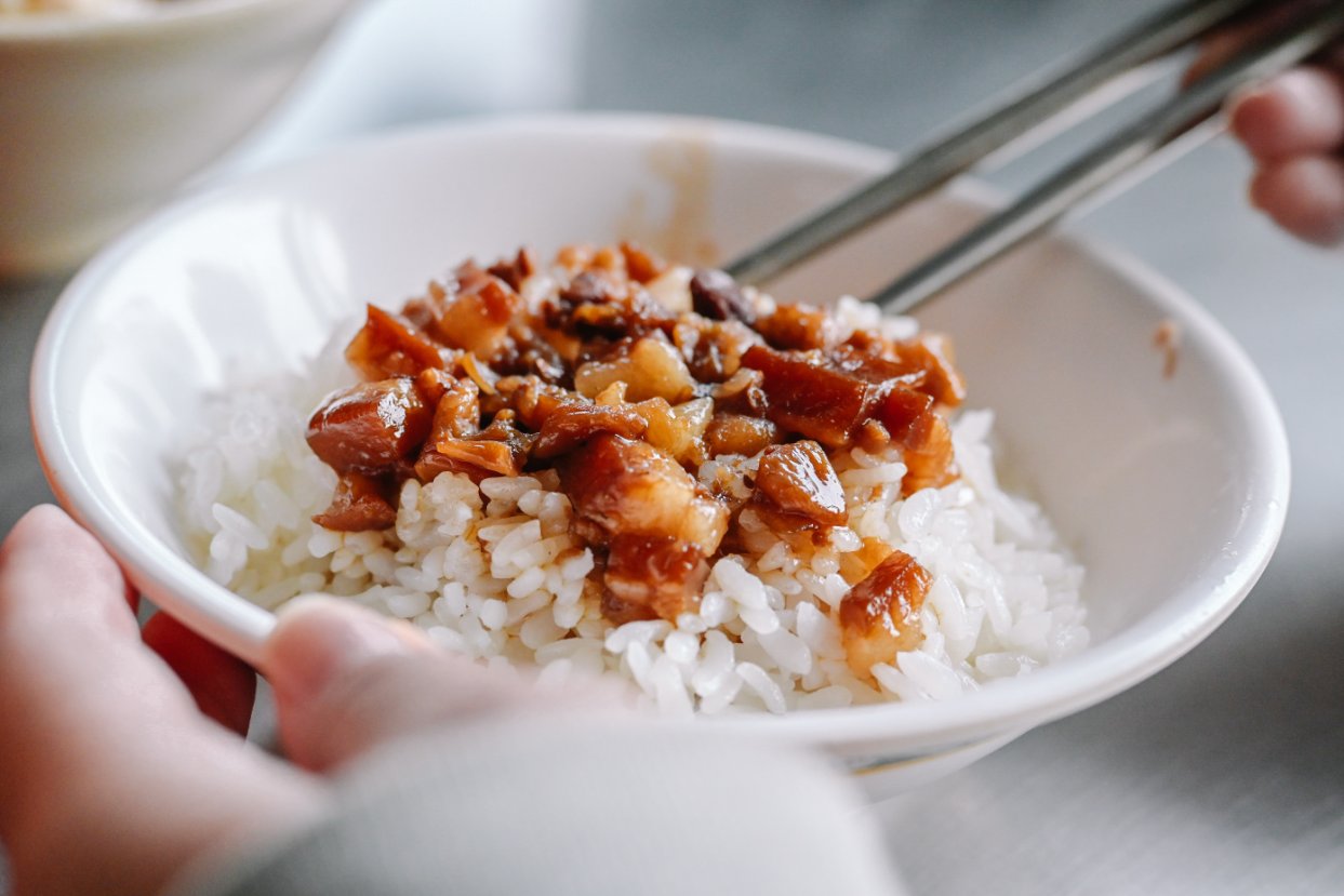 岡山肉燥飯｜平價美食超人氣滷肉飯配魚皮湯(菜單) @女子的休假計劃