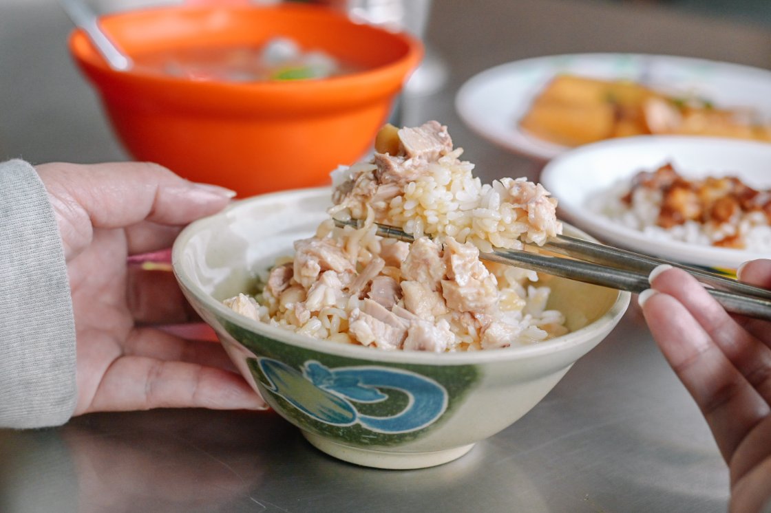 岡山肉燥飯｜平價美食超人氣滷肉飯配魚皮湯(菜單) @女子的休假計劃