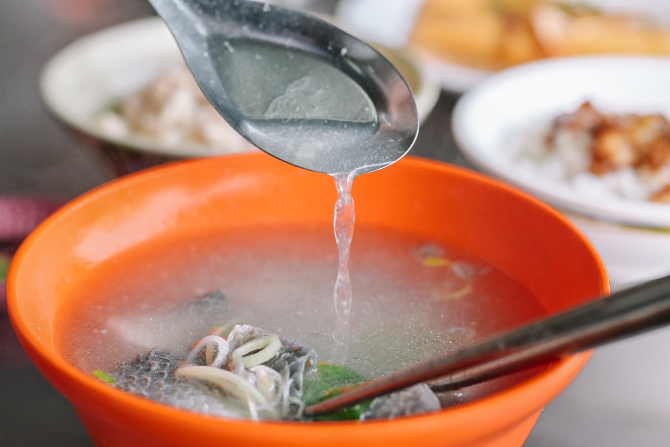 岡山肉燥飯｜平價美食超人氣滷肉飯配魚皮湯(菜單) @女子的休假計劃