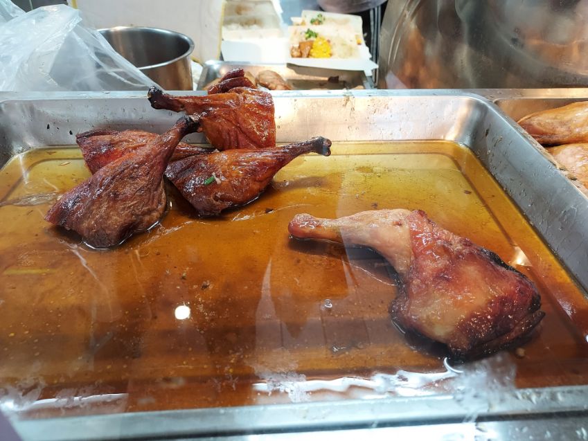 【土城美食】長鴻香港燒臘，在地人氣排隊名店，最推脆皮烤鴨、化皮燒肉/便當外帶 @女子的休假計劃