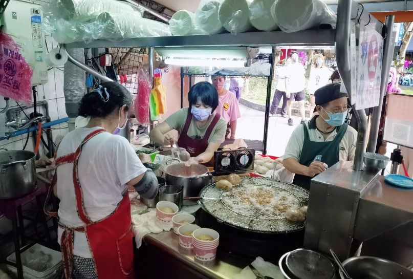 安東街肉圓｜東區彰化肉圓台北人氣排隊美食，忠孝復興站東區美食/外帶 @女子的休假計劃