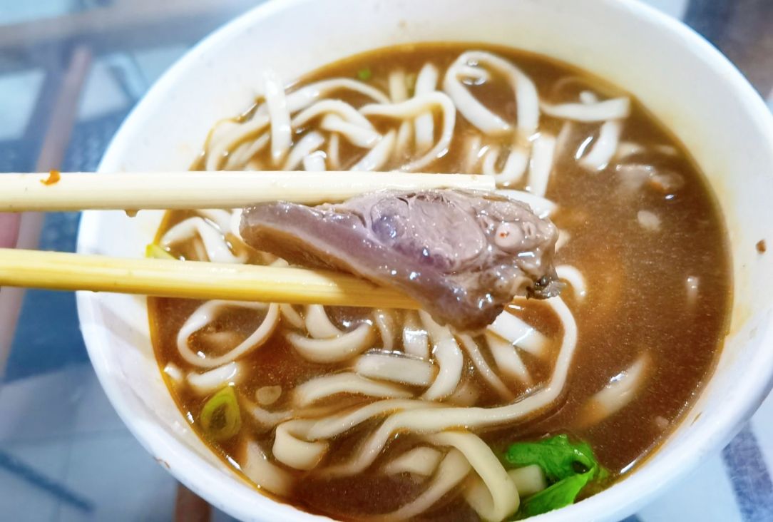 平鎮阿霞牛肉莊|桃園平鎮牛肉麵、牛三寶麵、牛雜麵通通都是70元/外帶 @女子的休假計劃