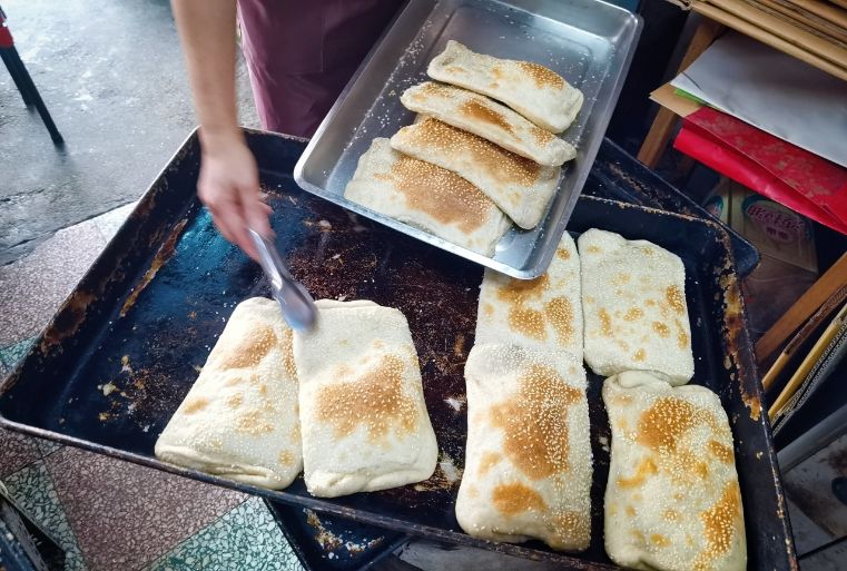 馬祖大餅/八德無名燒餅｜隱藏版素食早餐，全台最大燒餅(外帶) @女子的休假計劃