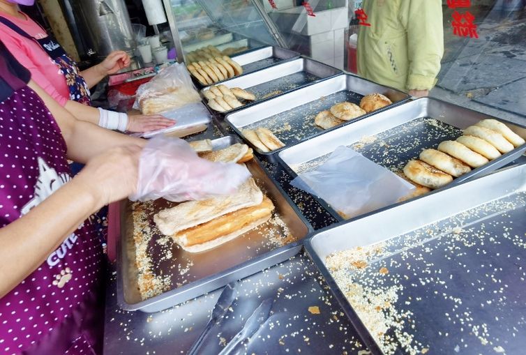 【桃園美食】馬祖大餅/八德無名燒餅：隱藏版素食早餐，八德無名燒餅全台最大燒餅/外帶 @女子的休假計劃