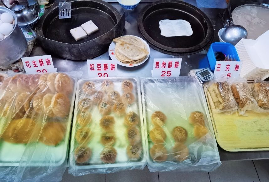 【新莊美食】豐年街世界豆漿大王，新莊早餐必點手工蛋餅配花生湯很推薦/菜單外帶 @女子的休假計劃