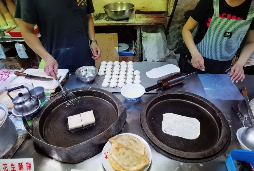 【新莊美食】豐年街世界豆漿大王，新莊早餐必點手工蛋餅配花生湯很推薦/菜單外帶 @女子的休假計劃