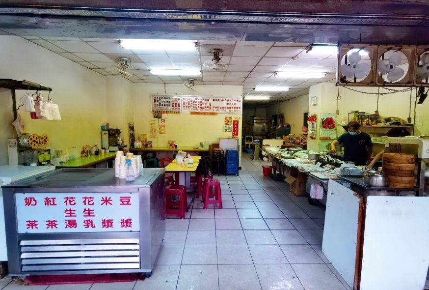 【新莊美食】豐年街世界豆漿大王，新莊早餐必點手工蛋餅配花生湯很推薦/菜單外帶 @女子的休假計劃