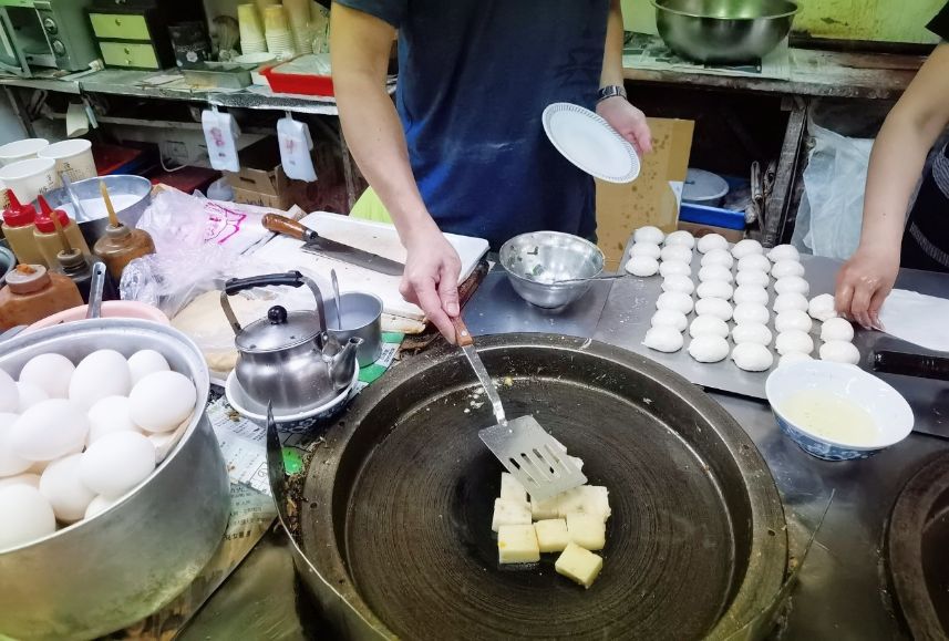 【新莊美食】豐年街世界豆漿大王，新莊早餐必點手工蛋餅配花生湯很推薦/菜單外帶 @女子的休假計劃