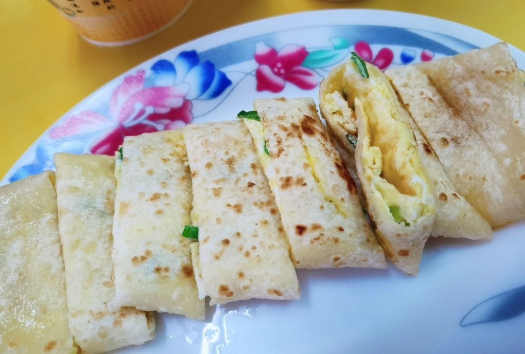 【新莊美食】豐年街世界豆漿大王，新莊早餐必點手工蛋餅配花生湯很推薦/菜單外帶 @女子的休假計劃