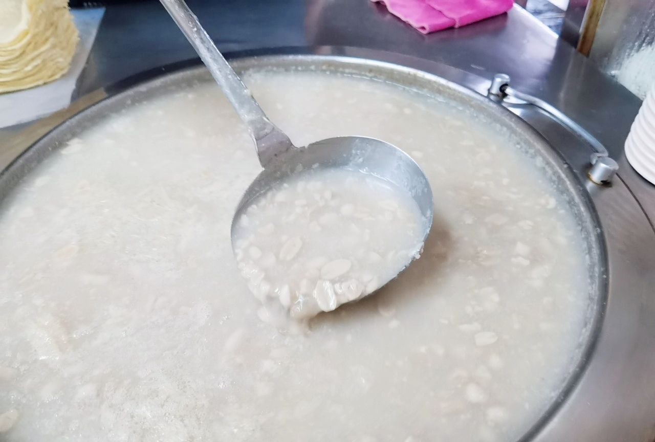 【新莊美食】豐年街世界豆漿大王，新莊早餐必點手工蛋餅配花生湯很推薦/菜單外帶 @女子的休假計劃
