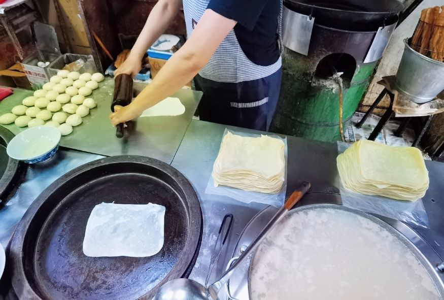 【新莊美食】豐年街世界豆漿大王，新莊早餐必點手工蛋餅配花生湯很推薦/菜單外帶 @女子的休假計劃