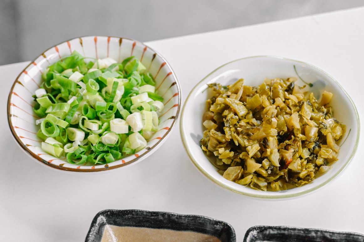 【三重美食】二木牛肉麵自強店，咖哩牛雜麵獨特濃郁好滋味，點套餐更划算/三重牛肉麵推薦/外帶 @女子的休假計劃