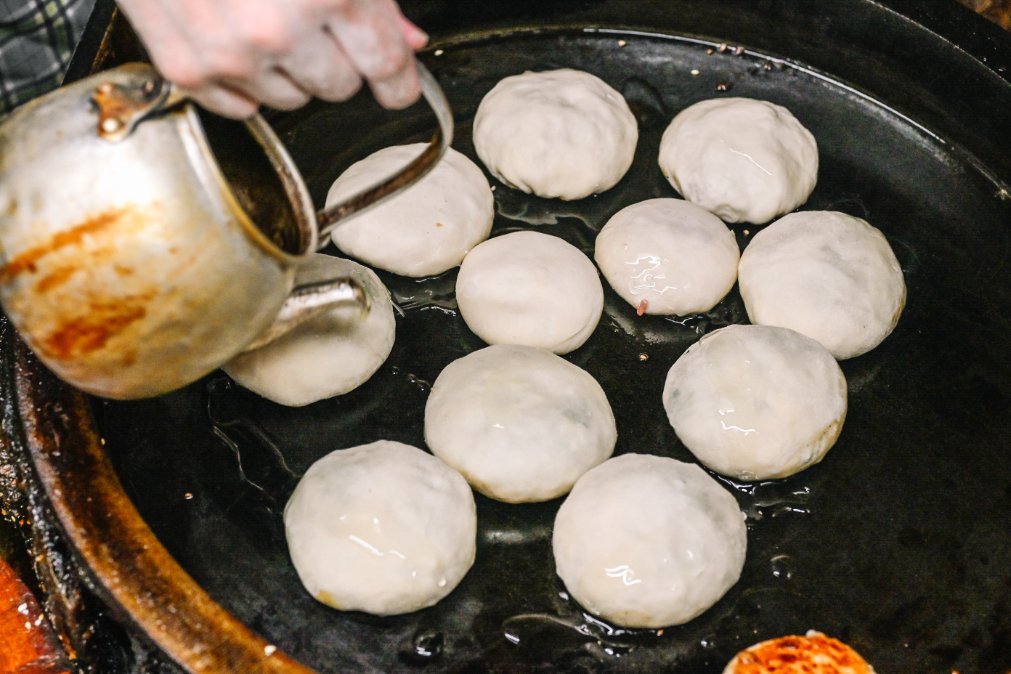 利隆餅店｜東門市場美食日銷近千顆，韭菜盒、餡餅、蔥油餅都是必點/食尚玩家推薦/外帶 @女子的休假計劃