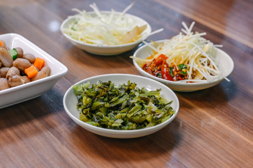 蓮記麵食館｜人氣必吃爆漿蒸餃、炸醬麵，免費飲品小米粥吃到飽(外帶) @女子的休假計劃