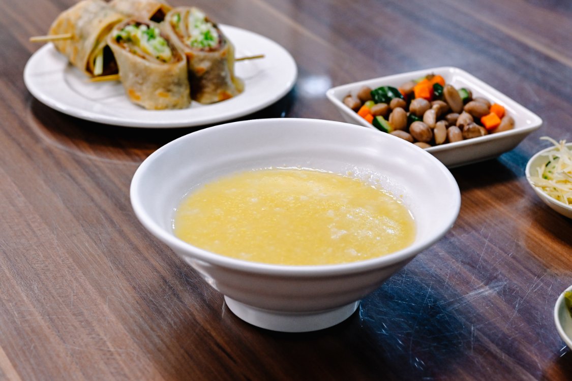 蓮記麵食館｜人氣必吃爆漿蒸餃、炸醬麵，免費飲品小米粥吃到飽(外帶) @女子的休假計劃