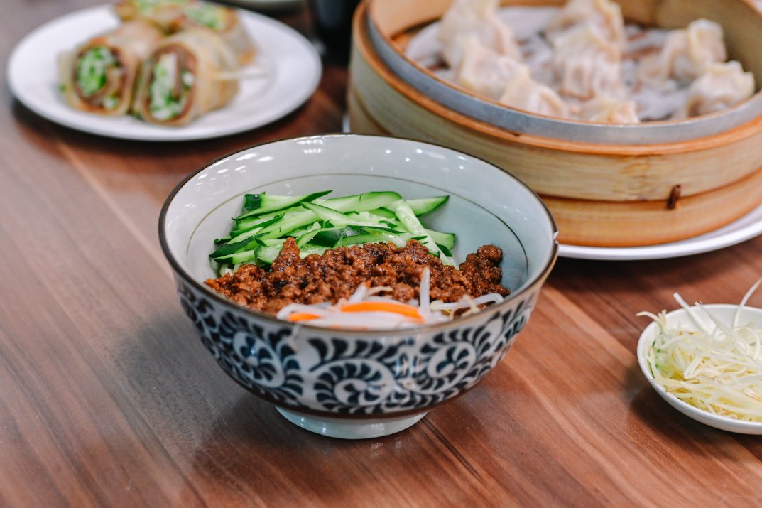 蓮記麵食館｜人氣必吃爆漿蒸餃、炸醬麵，免費飲品小米粥(外帶) @女子的休假計劃