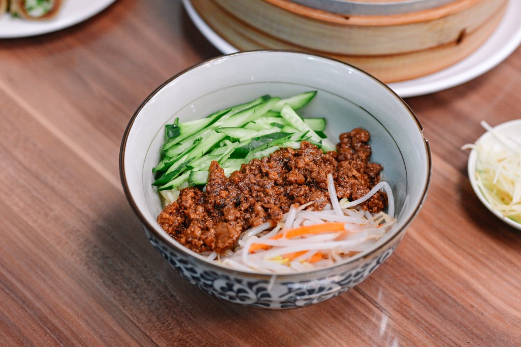 蓮記麵食館｜人氣必吃爆漿蒸餃、炸醬麵，免費飲品小米粥吃到飽(外帶) @女子的休假計劃