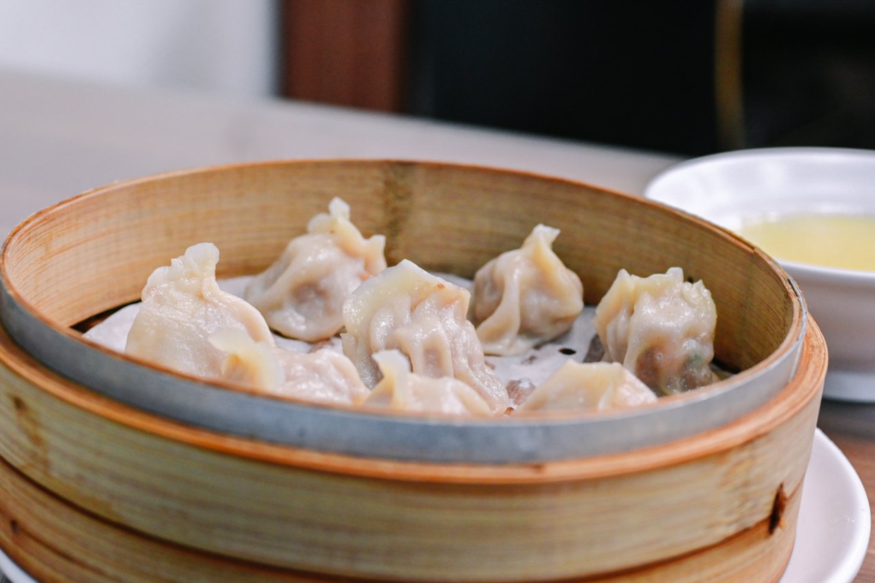 蓮記麵食館｜人氣必吃爆漿蒸餃、炸醬麵，免費飲品小米粥吃到飽(外帶) @女子的休假計劃