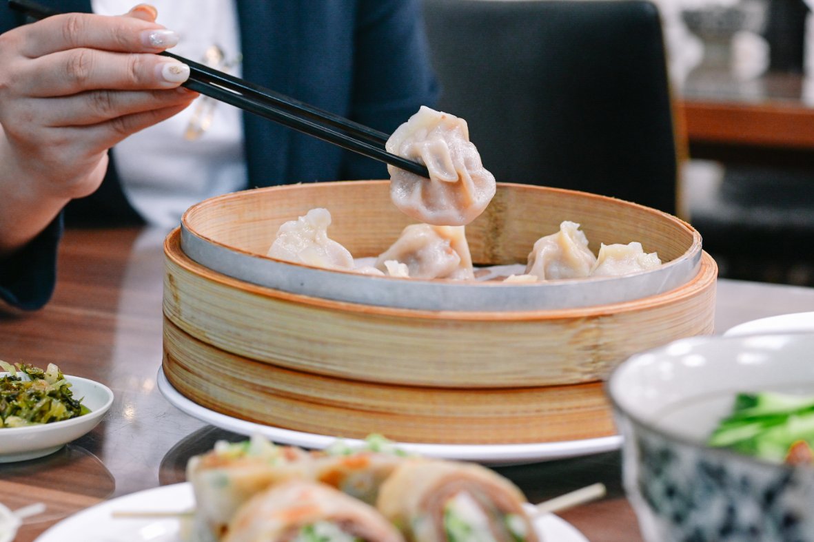 蓮記麵食館｜人氣必吃爆漿蒸餃、炸醬麵，免費飲品小米粥吃到飽(外帶) @女子的休假計劃