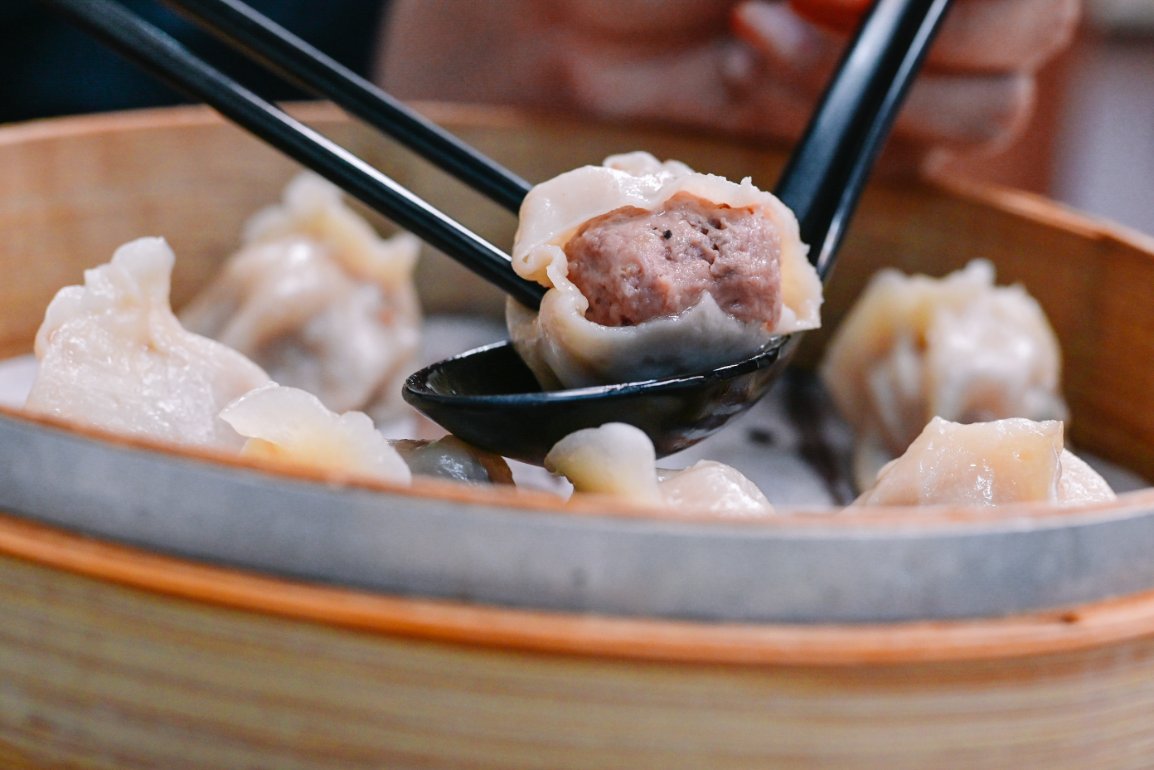 蓮記麵食館｜人氣必吃爆漿蒸餃、炸醬麵，免費飲品小米粥吃到飽(外帶) @女子的休假計劃