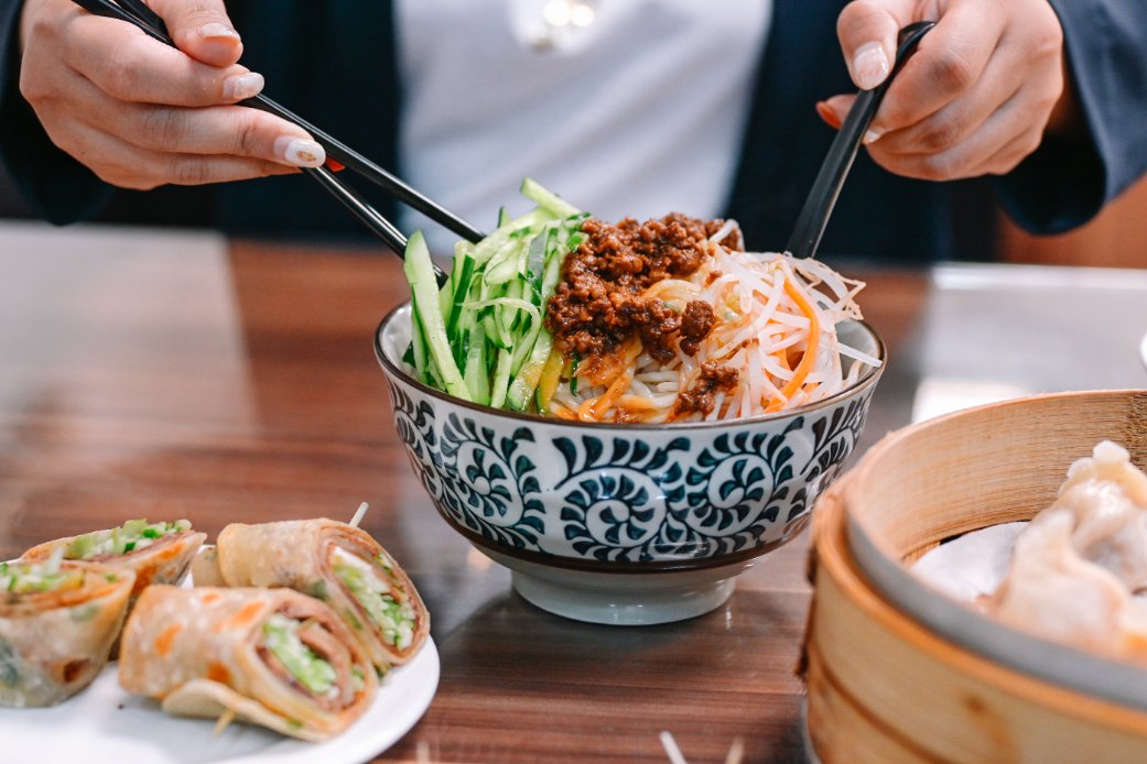 蓮記麵食館｜人氣必吃爆漿蒸餃、炸醬麵，免費飲品小米粥吃到飽(外帶) @女子的休假計劃