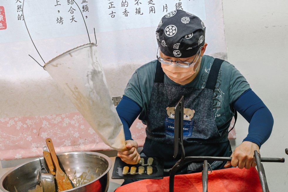 丹頂豆手工煎餅 | 淡水必吃純手工花生芝麻霜淇淋，冬天也想來上一支的美味 @女子的休假計劃