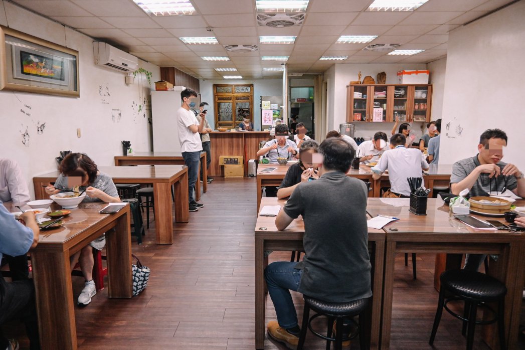 蓮記麵食館｜人氣必吃爆漿蒸餃、炸醬麵，免費飲品小米粥吃到飽(外帶) @女子的休假計劃