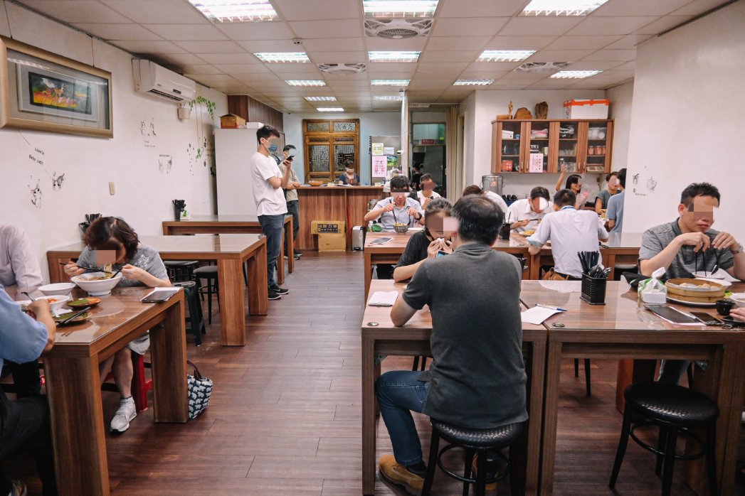 蓮記麵食館｜人氣必吃爆漿蒸餃、炸醬麵，免費飲品小米粥(外帶) @女子的休假計劃