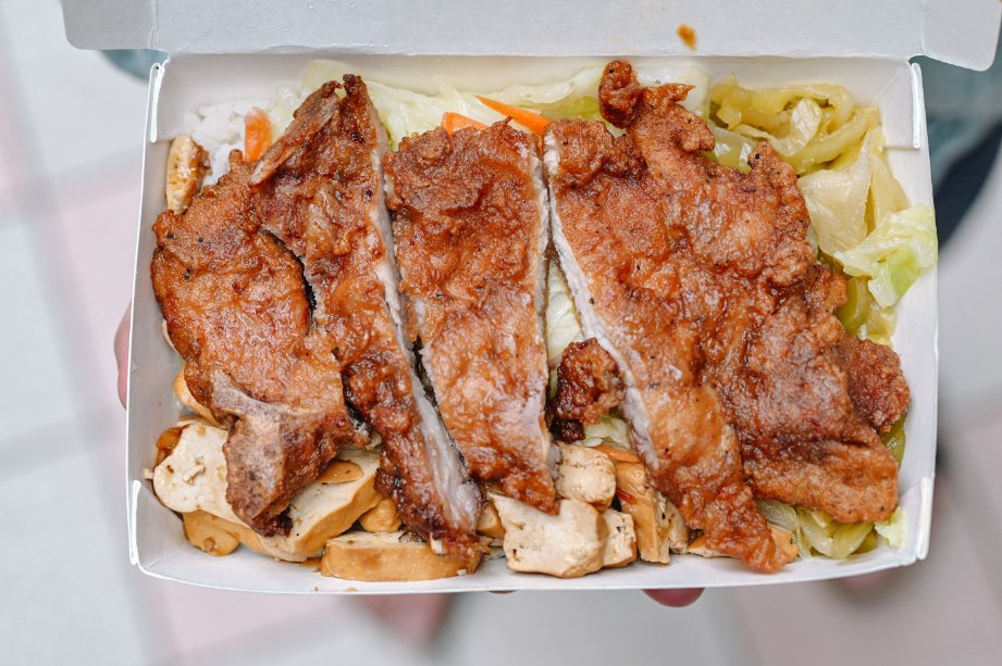 【西門町美食】一級排骨，隱藏在地下室超美味排骨便當店/菜單外帶 @女子的休假計劃