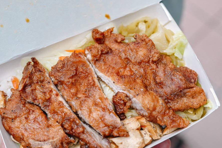 【西門町美食】一級排骨，隱藏在地下室超美味排骨便當店/菜單外帶 @女子的休假計劃