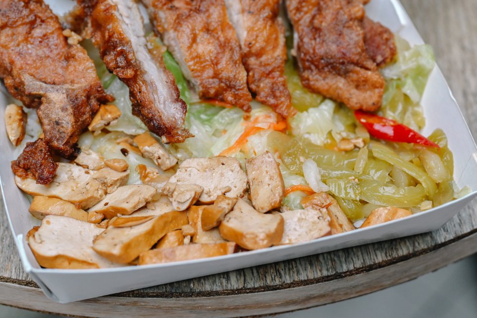 【西門町美食】一級排骨，隱藏在地下室超美味排骨便當店/菜單外帶 @女子的休假計劃