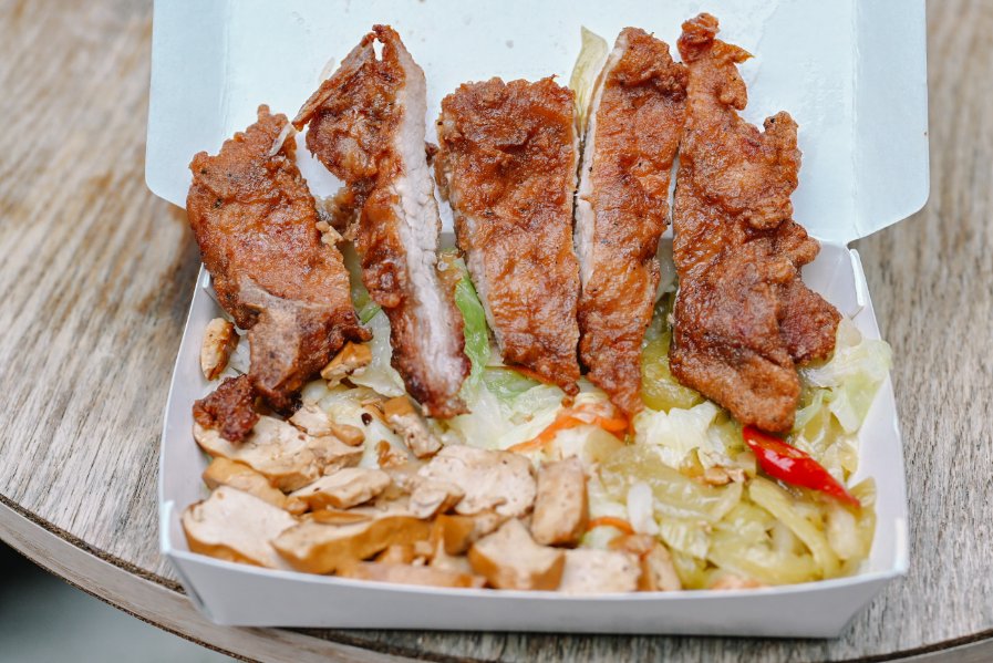【西門町美食】一級排骨，隱藏在地下室超美味排骨便當店/菜單外帶 @女子的休假計劃
