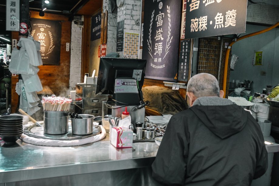 富盛號碗粿｜國華街美食金三角、金得春捲、阿松割包，台南古早味美食/外帶 @女子的休假計劃