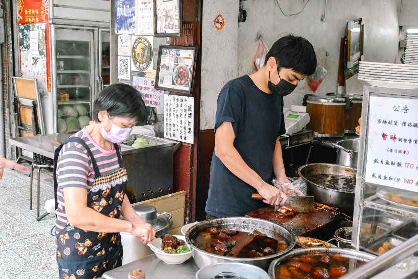 鄭記豬腳飯｜人氣必吃黑金豬腳飯、東坡肉飯，免費湯頭可續(外帶) @女子的休假計劃