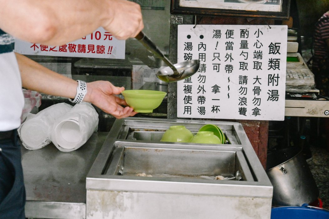 鄭記豬腳飯｜人氣必吃黑金豬腳飯、東坡肉飯，湯免費續(外帶) @女子的休假計劃