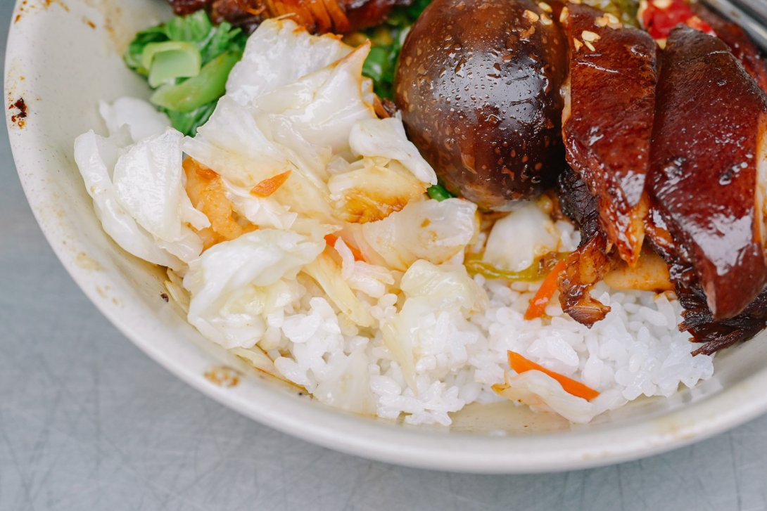 鄭記豬腳飯｜人氣必吃黑金豬腳飯、東坡肉飯，免費湯頭可續(外帶) @女子的休假計劃