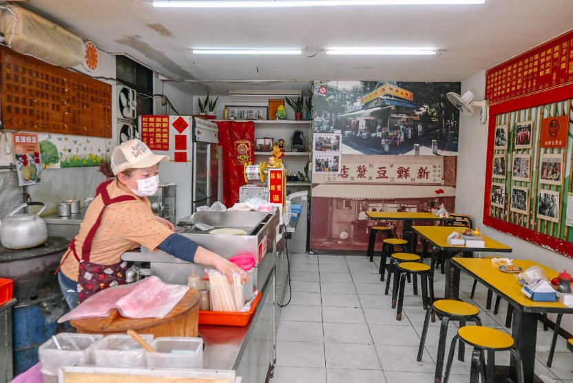 新鮮豆漿店，在地近70年老店，蛋餅夾飯糰燒餅夾肉包超酷/外帶 @女子的休假計劃