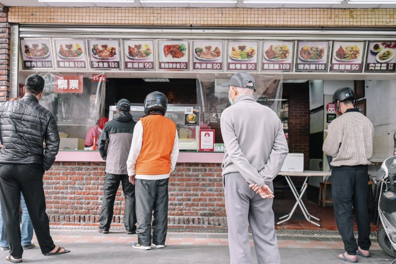 溪仔邊烤肉飯｜老字號連鎖烤肉便當店，烤肉麵、雞腿飯(外帶) @女子的休假計劃