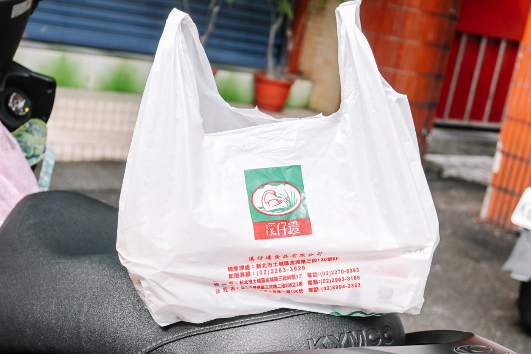 溪仔邊烤肉飯｜老字號連鎖烤肉便當店，大推烤肉麵、雞腿飯(外帶) @女子的休假計劃