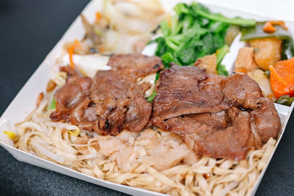 溪仔邊烤肉飯｜老字號連鎖烤肉便當店，大推烤肉麵、雞腿飯(外帶) @女子的休假計劃