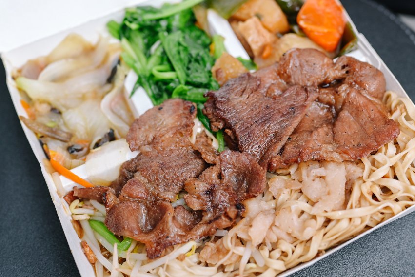 溪仔邊烤肉飯｜老字號連鎖烤肉便當店，大推烤肉麵、雞腿飯(外帶) @女子的休假計劃