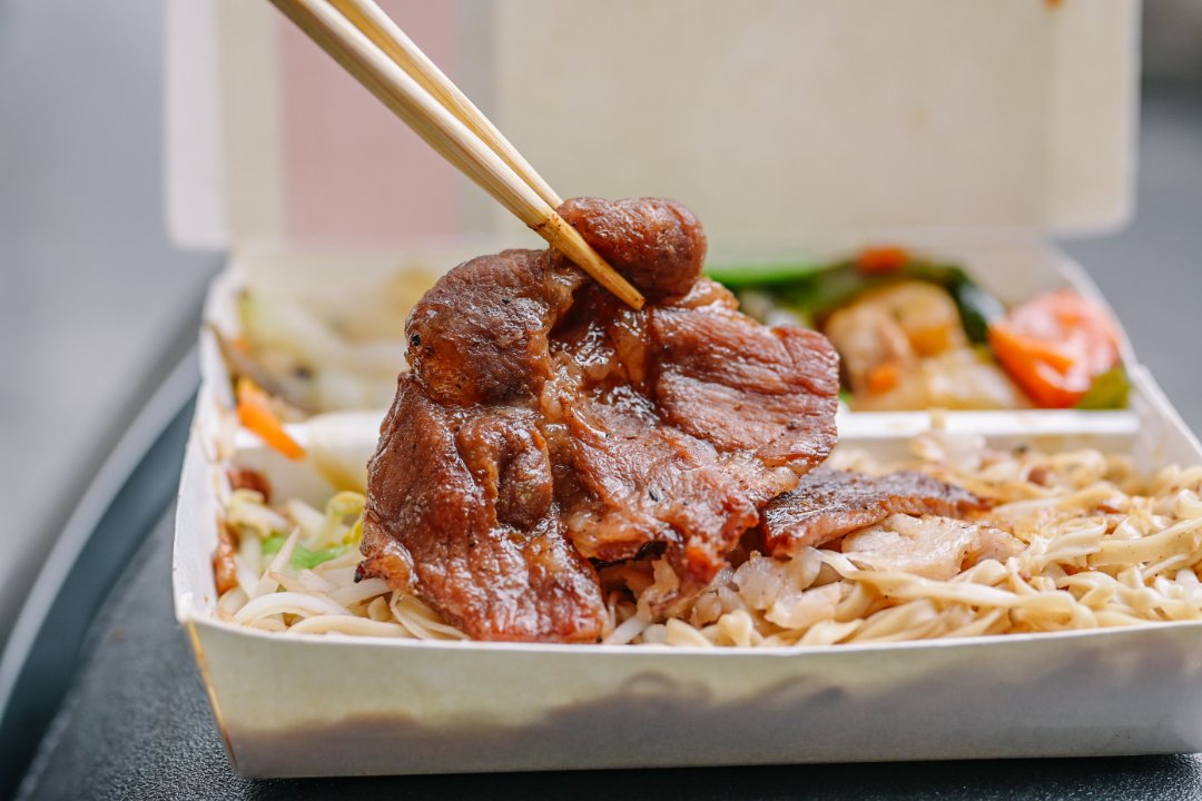 溪仔邊烤肉飯｜老字號連鎖烤肉便當店，大推烤肉麵、雞腿飯(外帶) @女子的休假計劃