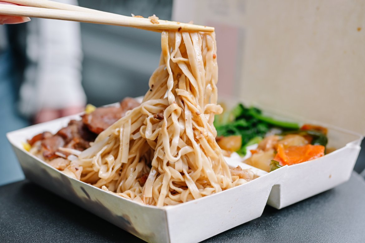 溪仔邊烤肉飯｜老字號連鎖烤肉便當店，大推烤肉麵、雞腿飯(外帶) @女子的休假計劃