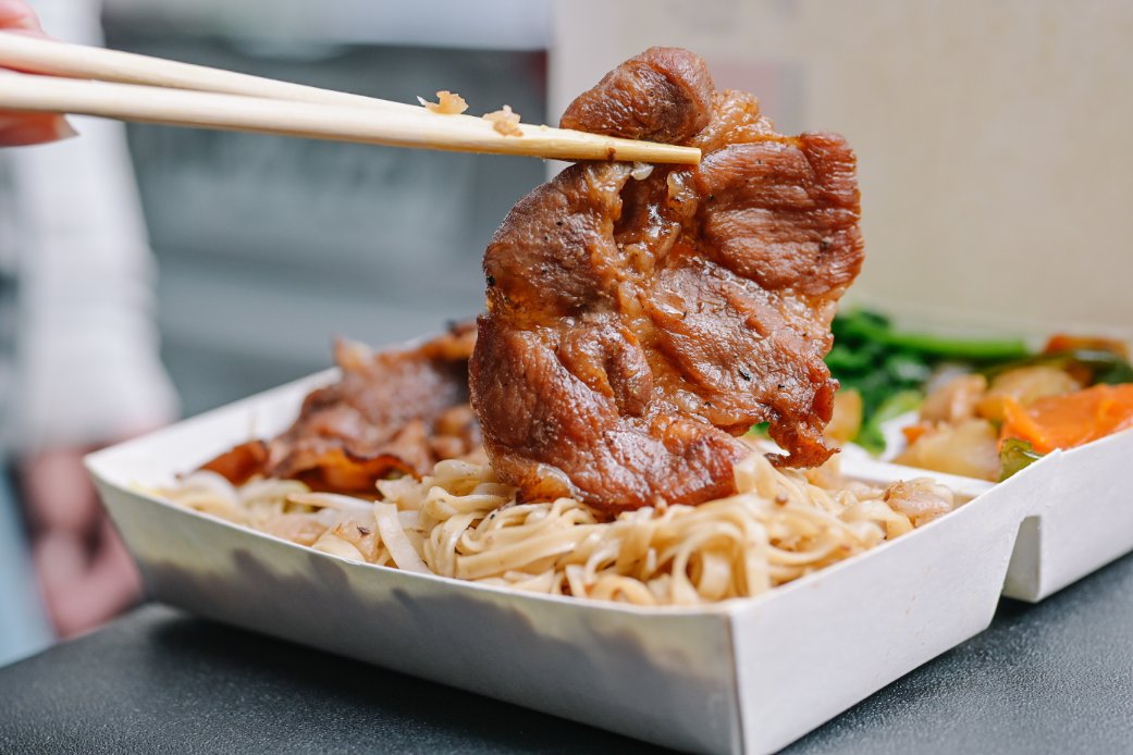 溪仔邊烤肉飯｜老字號連鎖烤肉便當店，大推烤肉麵、雞腿飯(外帶) @女子的休假計劃