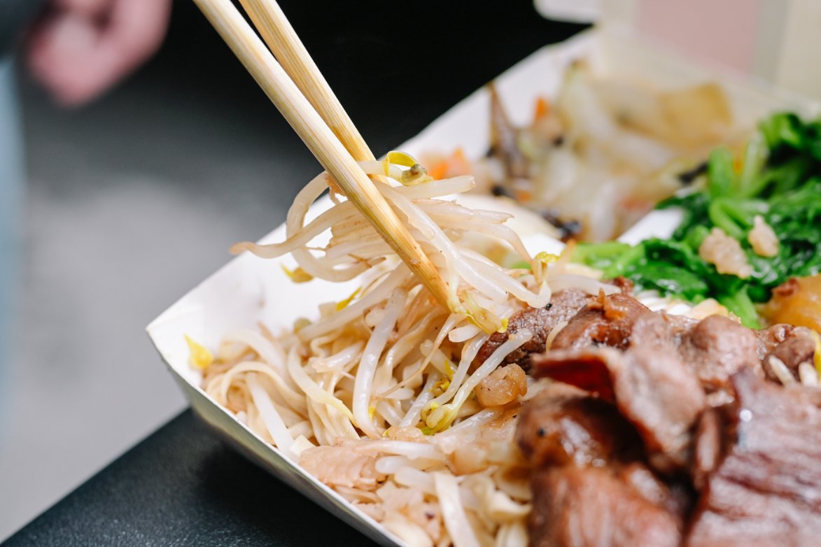 溪仔邊烤肉飯｜老字號連鎖烤肉便當店，大推烤肉麵、雞腿飯(外帶) @女子的休假計劃