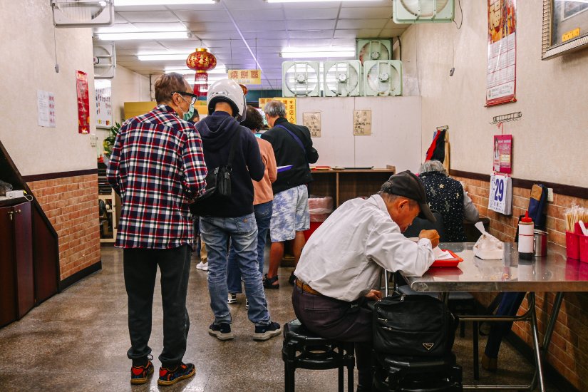 阿華師豆漿店|桃園燒餅油條蛋餅排隊美食，桃園豆漿店推薦/外帶 @女子的休假計劃